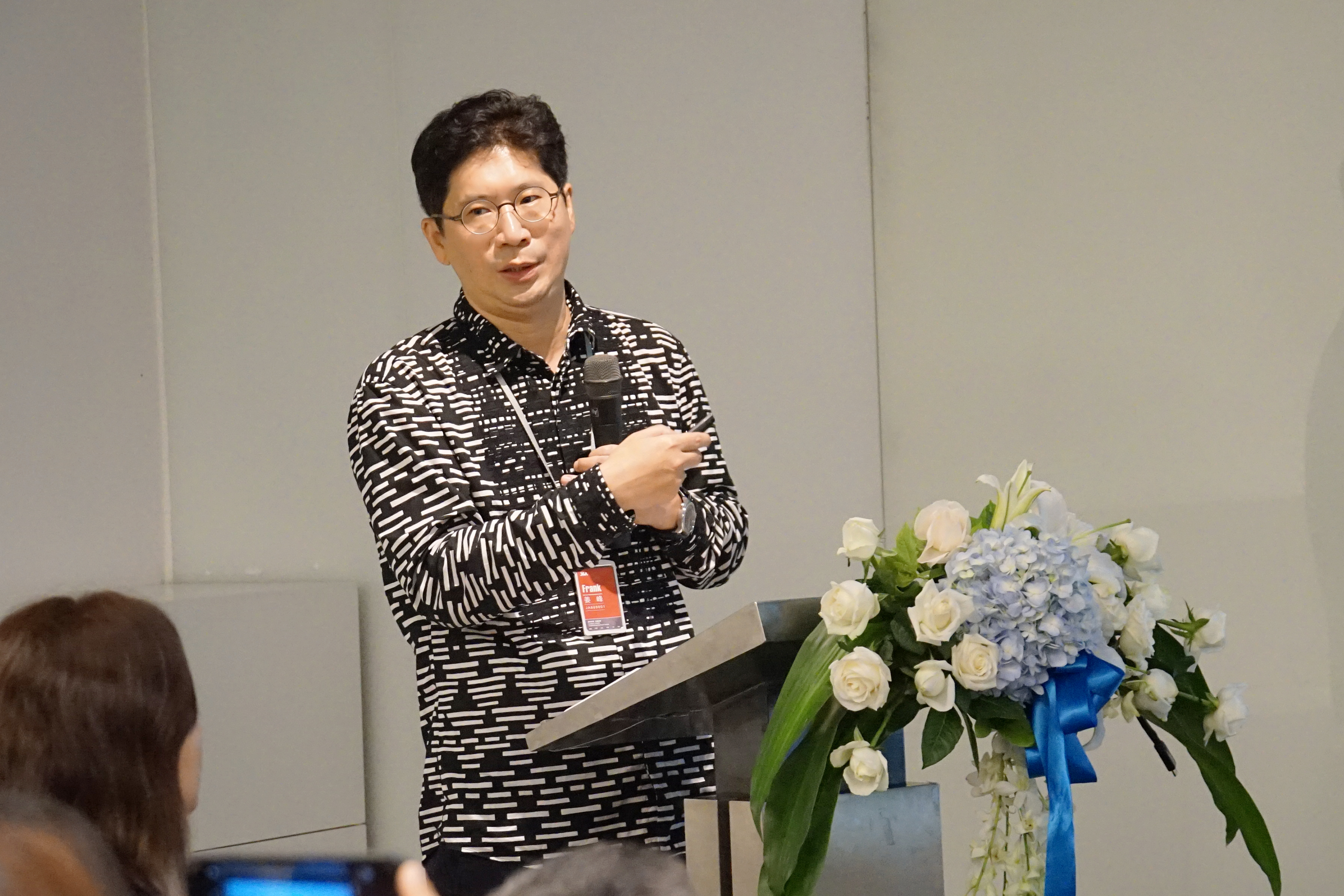J&A杰恩设计董事长、总设计师姜峰先生做了题为“无界之界”的演讲