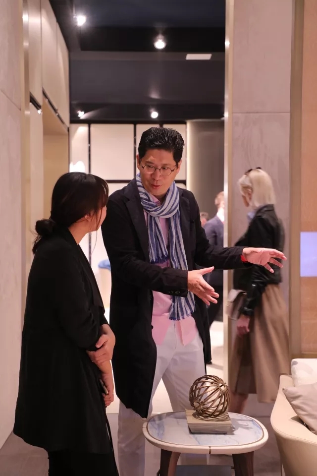 J&A杰恩设计董事长/总设计师-姜峰先生在米兰国际家具展与众多人士现场交流