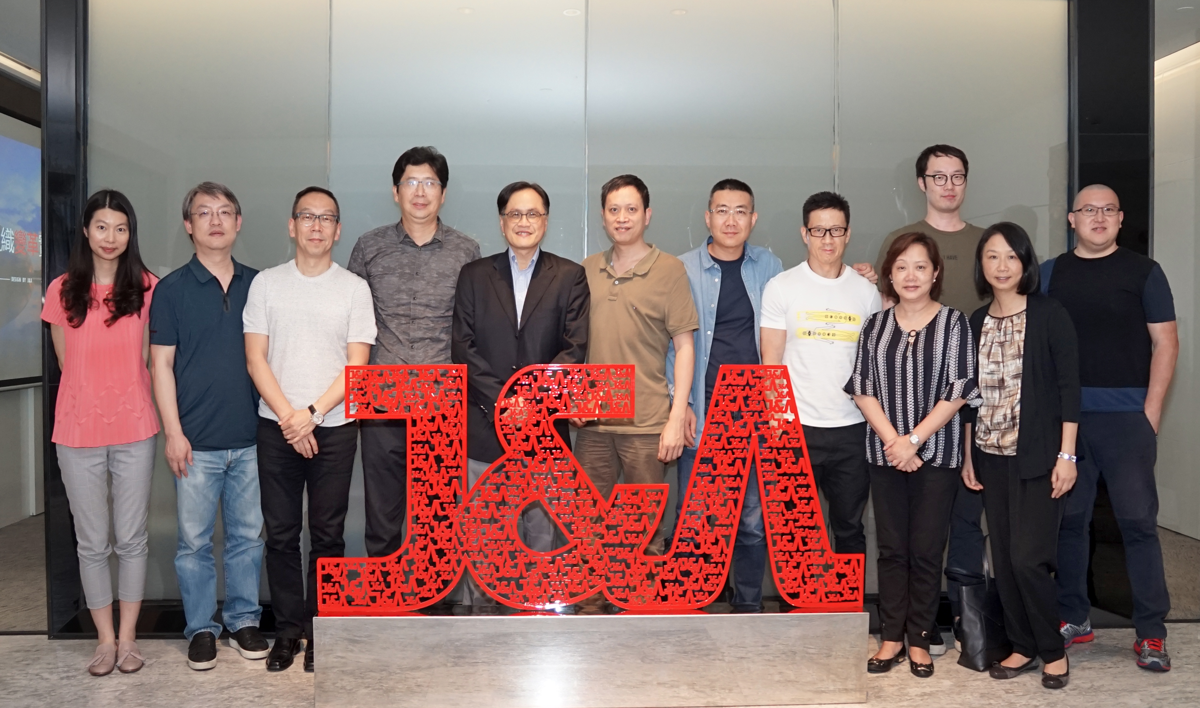 J&A董事长、总设计师姜峰先生与杨国安教授合影